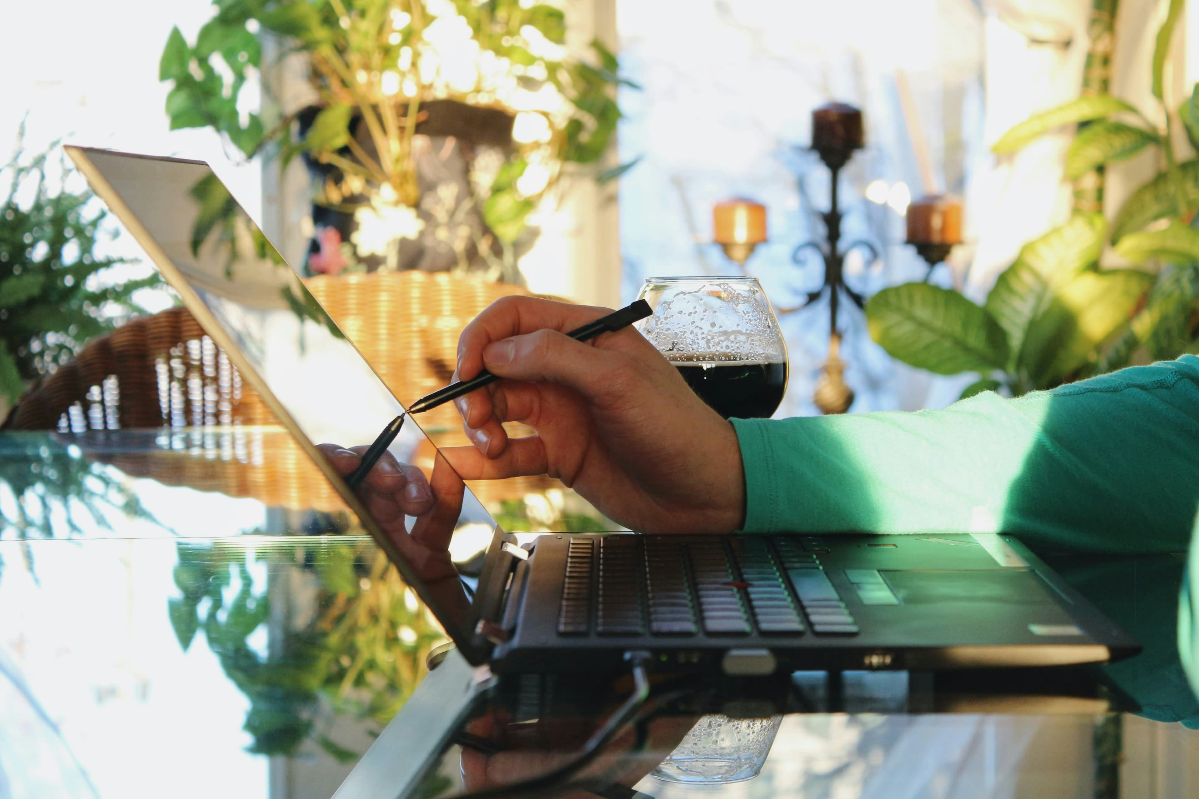 Junger Unternehmer arbeitet konzentriert an einem Laptop in hellem Arbeitsumfeld